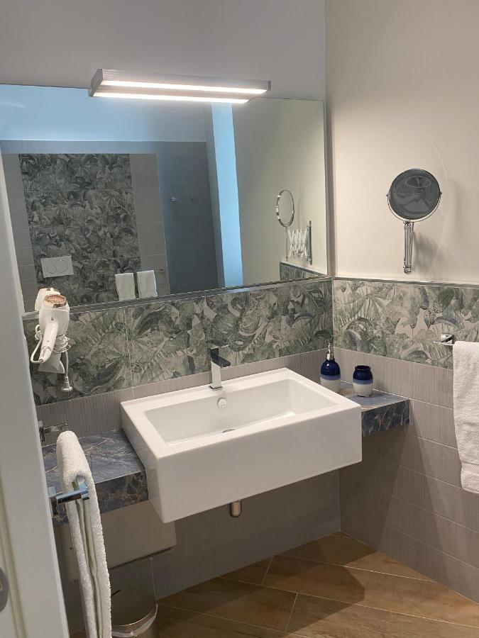 Porto Di Mare B&B โจวีนัซโซ ภายนอก รูปภาพ